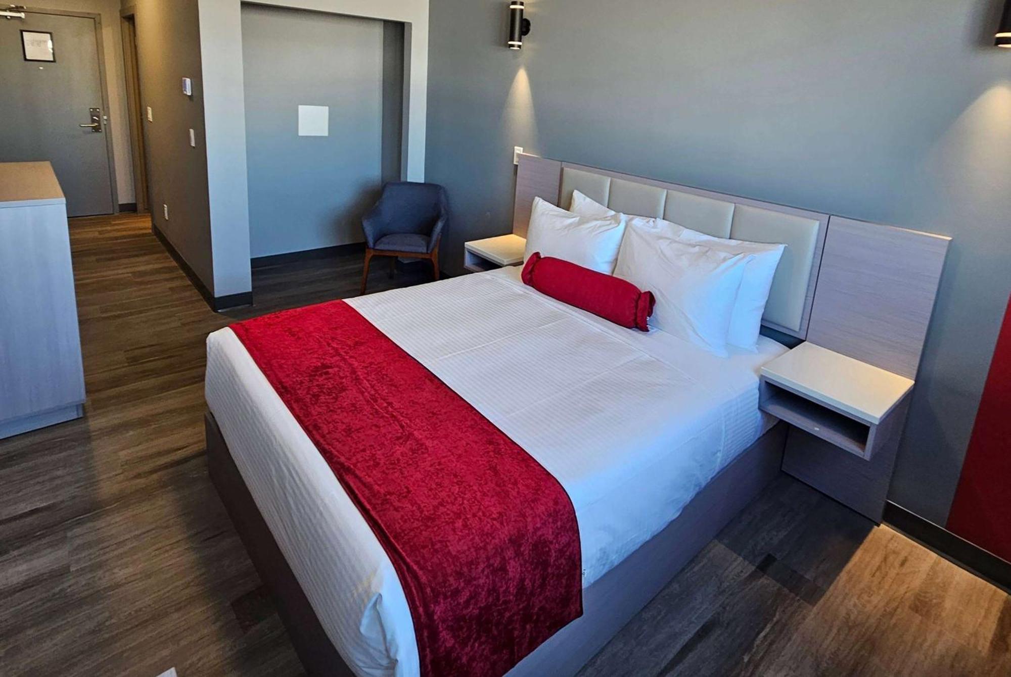 Ramada By Wyndham West Edmonton Hotel & Suites ภายนอก รูปภาพ
