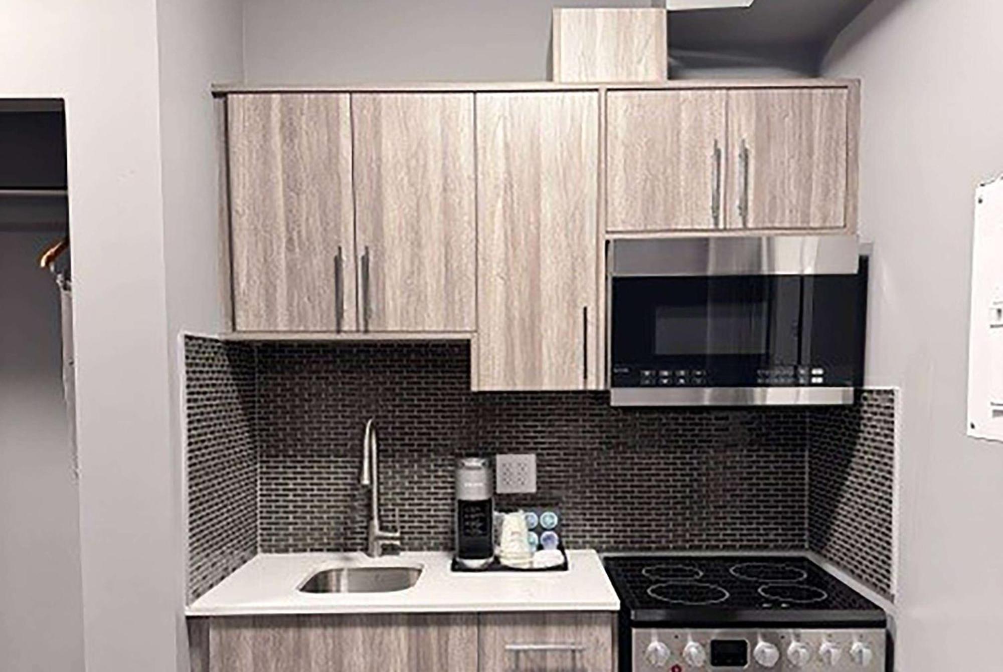 Ramada By Wyndham West Edmonton Hotel & Suites ภายนอก รูปภาพ