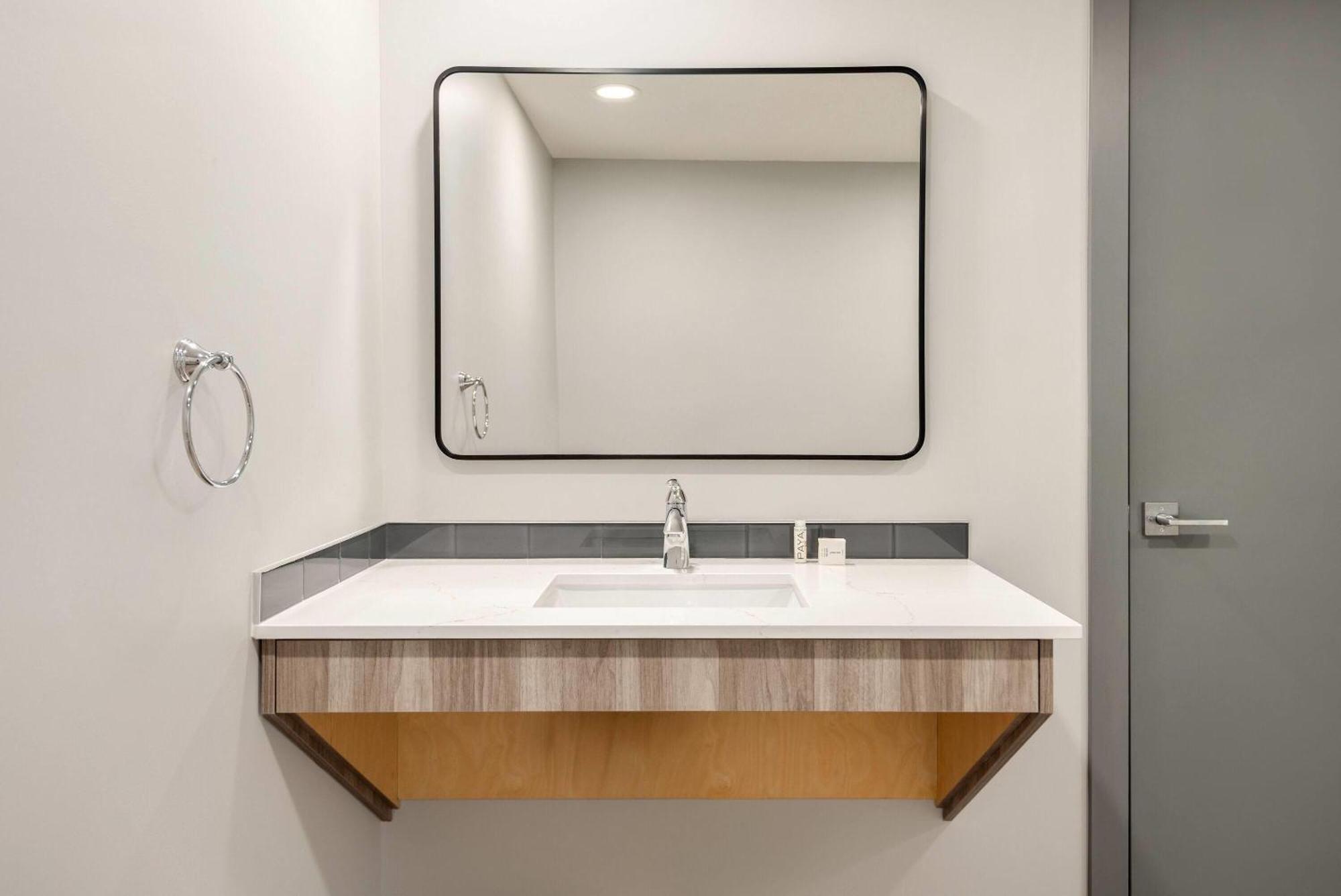 Ramada By Wyndham West Edmonton Hotel & Suites ภายนอก รูปภาพ