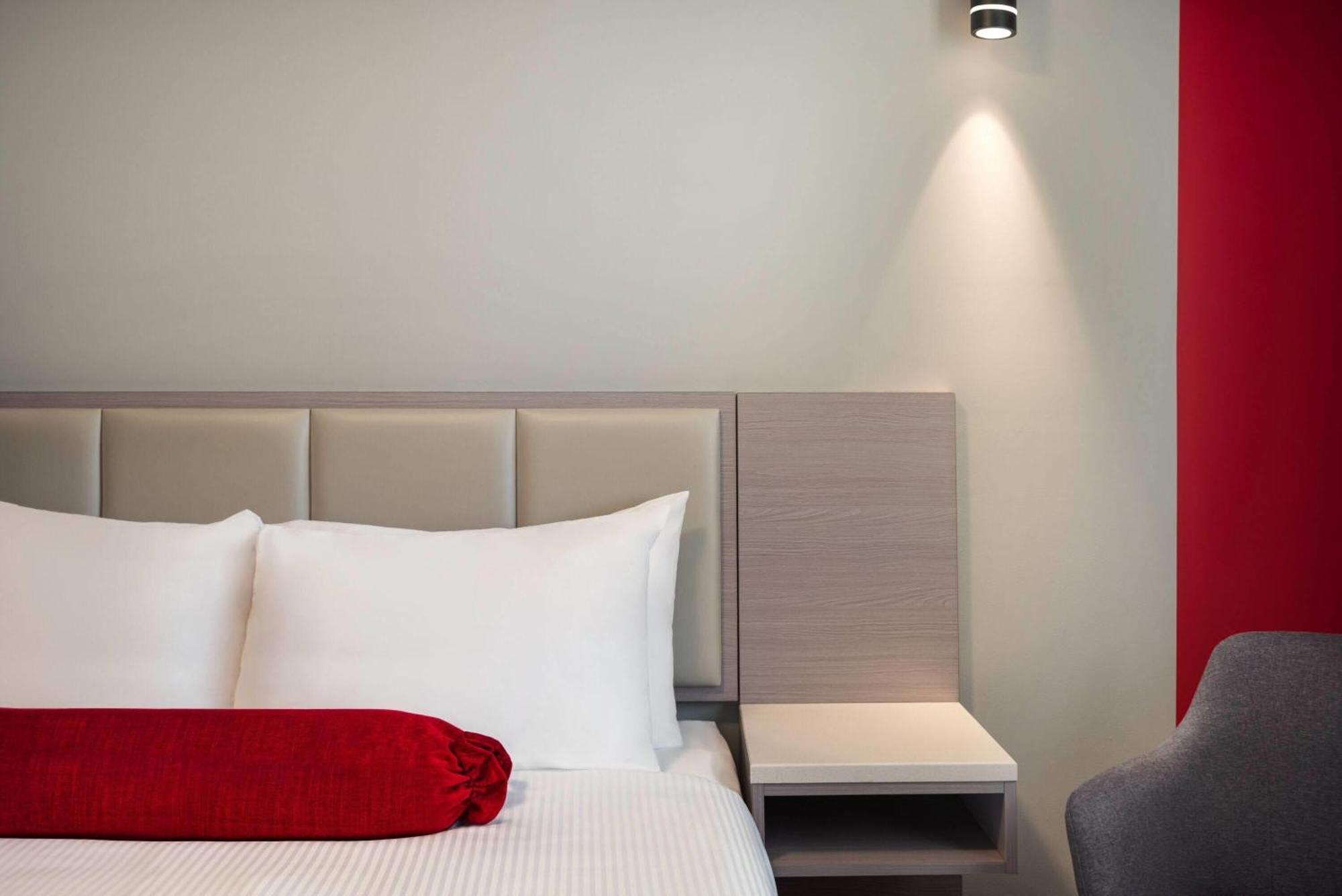Ramada By Wyndham West Edmonton Hotel & Suites ภายนอก รูปภาพ
