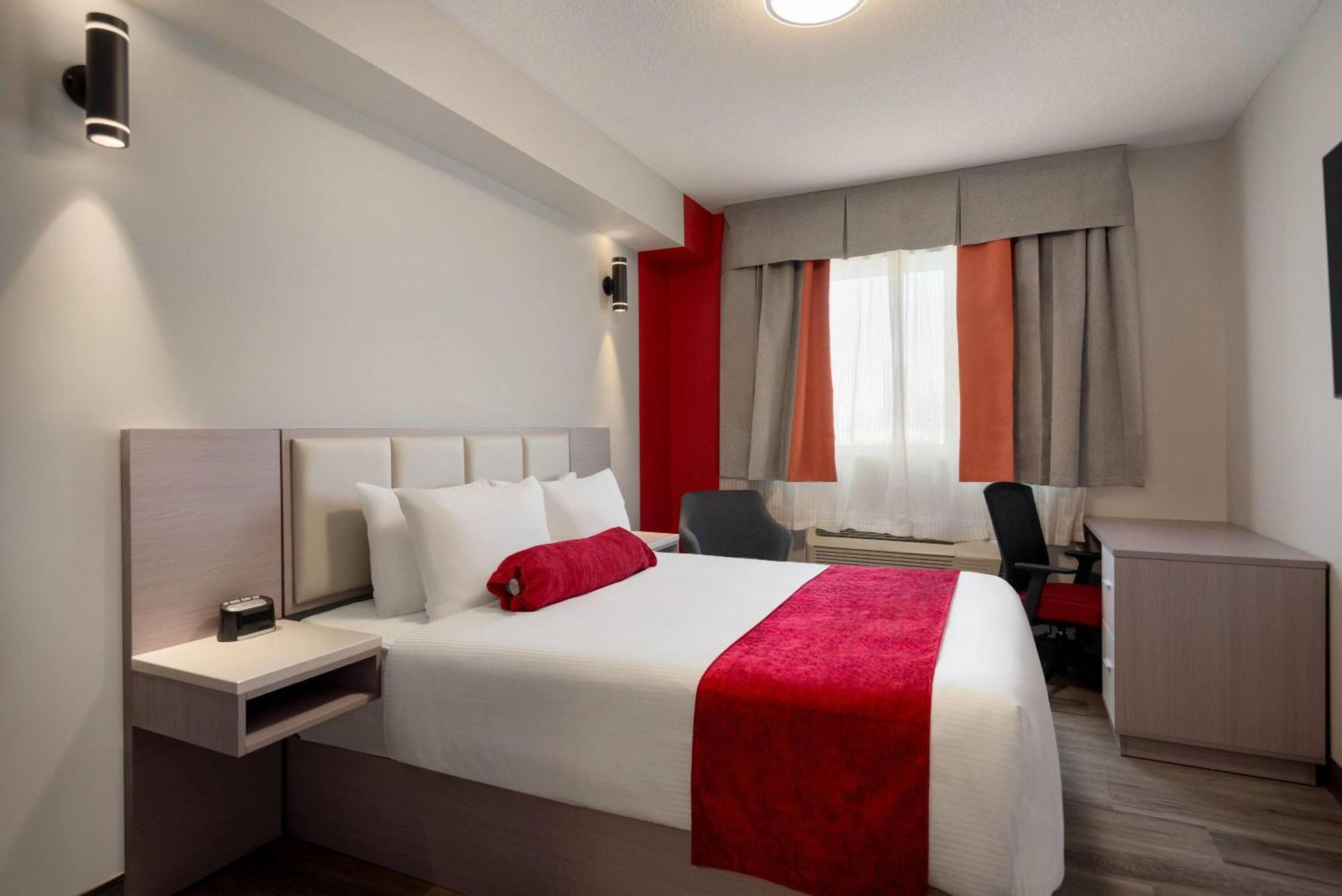 Ramada By Wyndham West Edmonton Hotel & Suites ภายนอก รูปภาพ