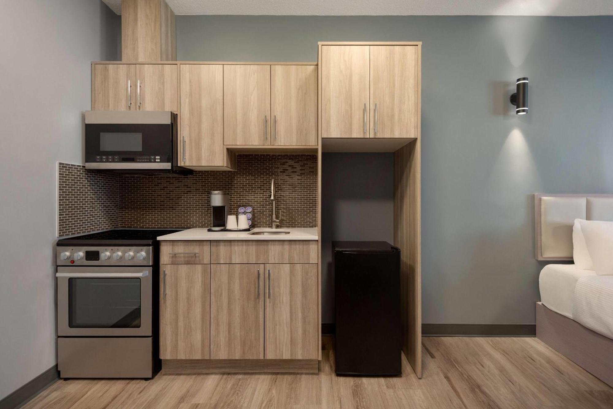 Ramada By Wyndham West Edmonton Hotel & Suites ภายนอก รูปภาพ