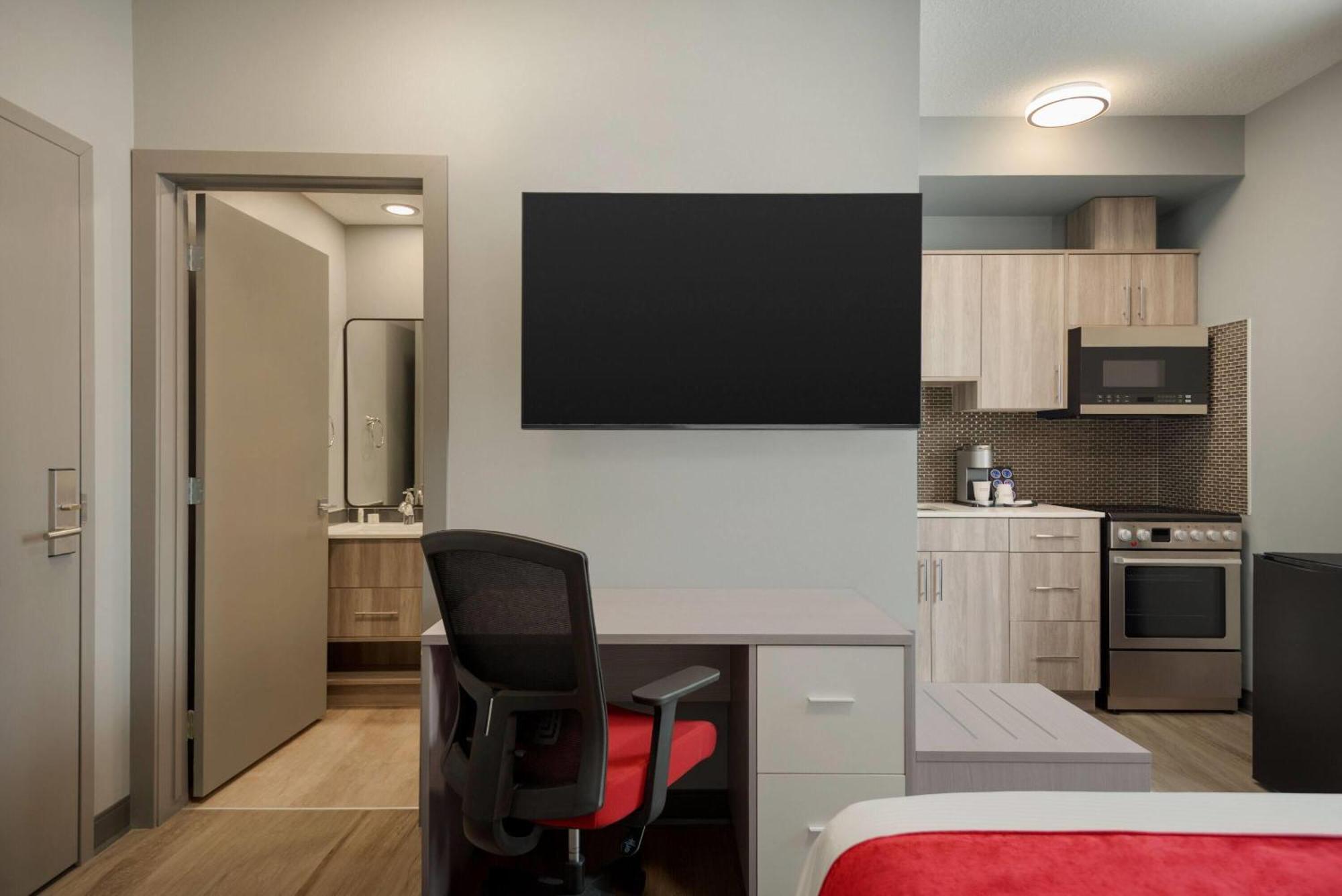 Ramada By Wyndham West Edmonton Hotel & Suites ภายนอก รูปภาพ
