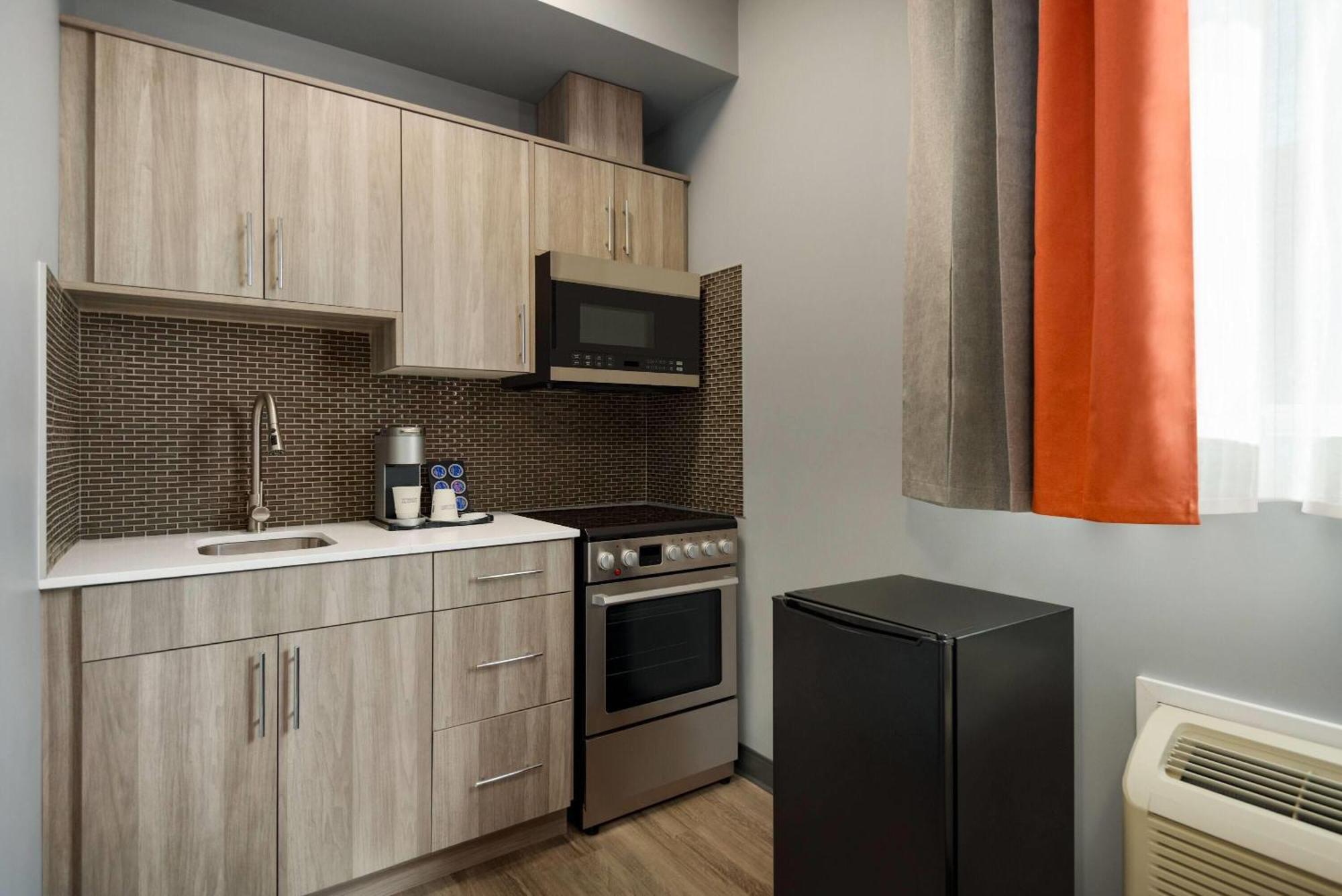 Ramada By Wyndham West Edmonton Hotel & Suites ภายนอก รูปภาพ