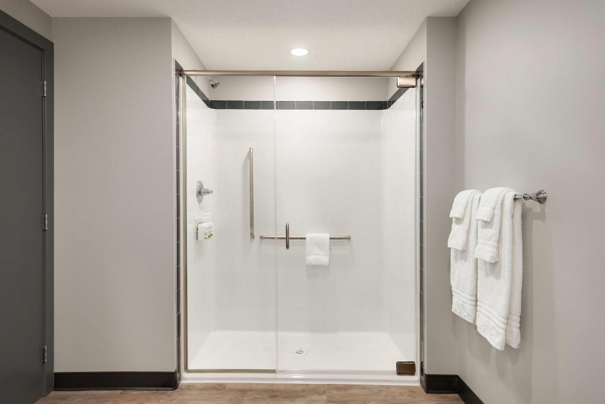 Ramada By Wyndham West Edmonton Hotel & Suites ภายนอก รูปภาพ