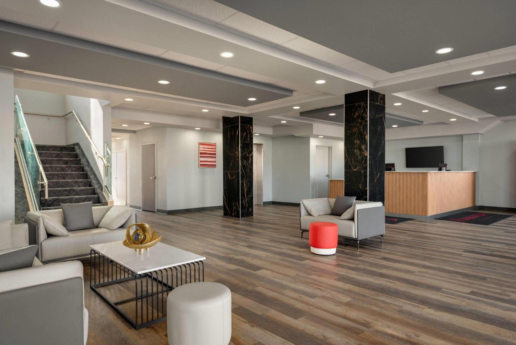 Ramada By Wyndham West Edmonton Hotel & Suites ภายนอก รูปภาพ